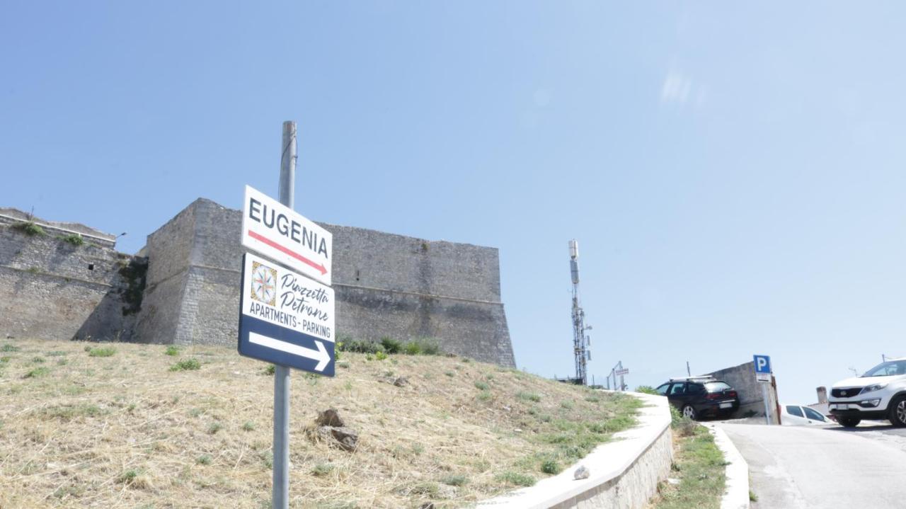 Piazzetta Petrone Apartments + Parking Vieste Exterior photo